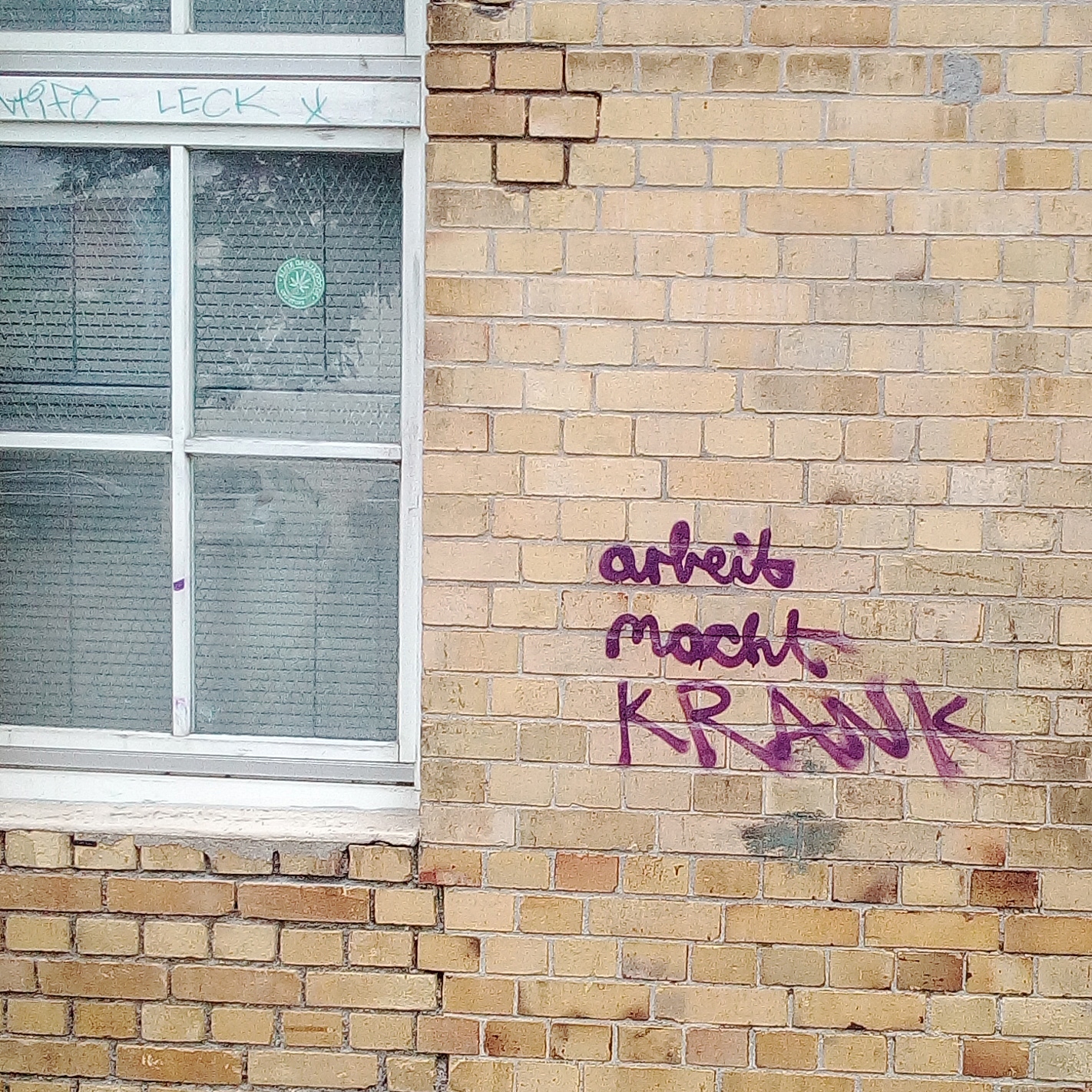 akoyou-grafitti_arbeit_macht_krank
